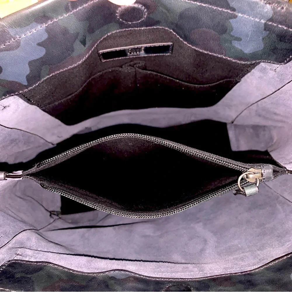 Frye Charlie Simple Tote Navy Camo Leather MSRP $398 -OCEAN CAMO- - Picture 13 of 16